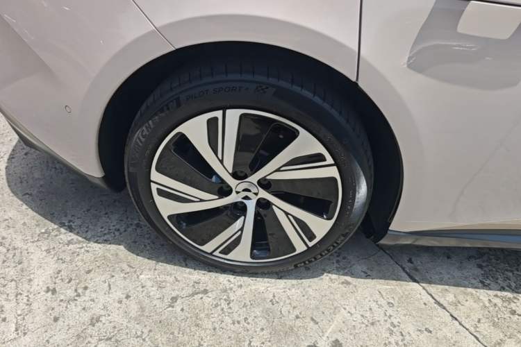 Used Nio ET5 2024 75 kWh Right Rear Wheel Hub