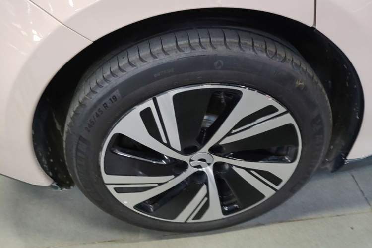 Used Nio ET5 2024 75 kWh Right Rear Wheel Hub