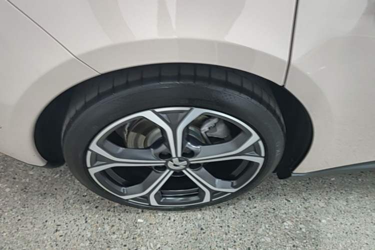Used Nio ET5 2024 75 kWh Right Rear Wheel Hub