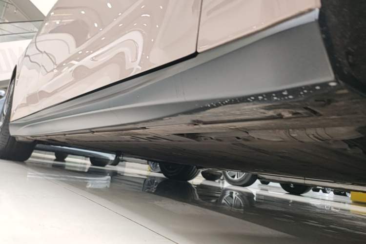 Used Nio ET5 2024 75 kWh Right Side Sill