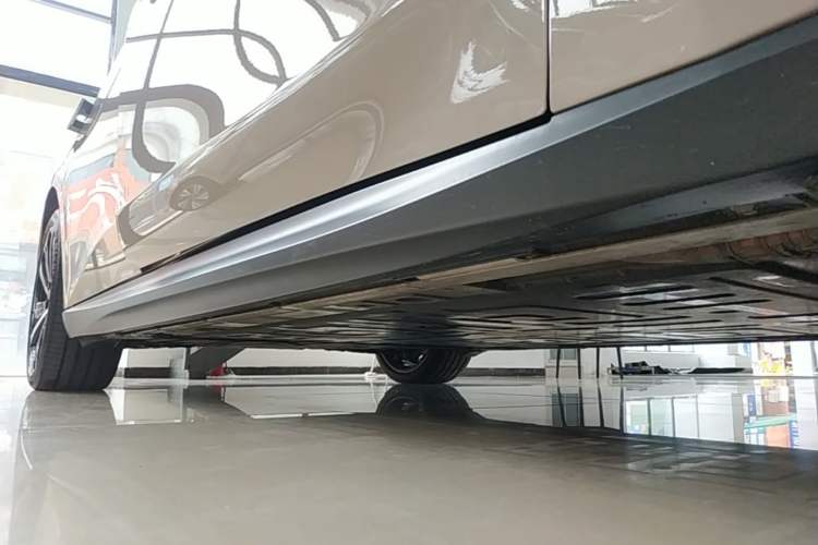 Used Nio ET5 2024 75 kWh Right Side Sill