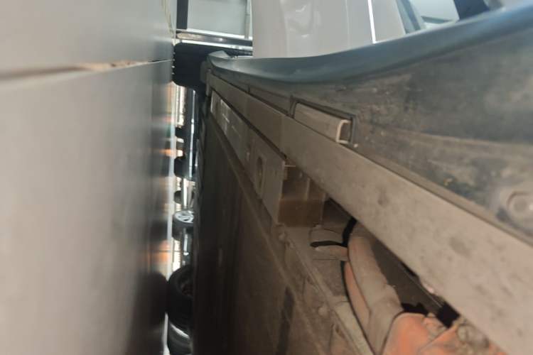 Used Nio ET5 2024 75 kWh Right Side Sill