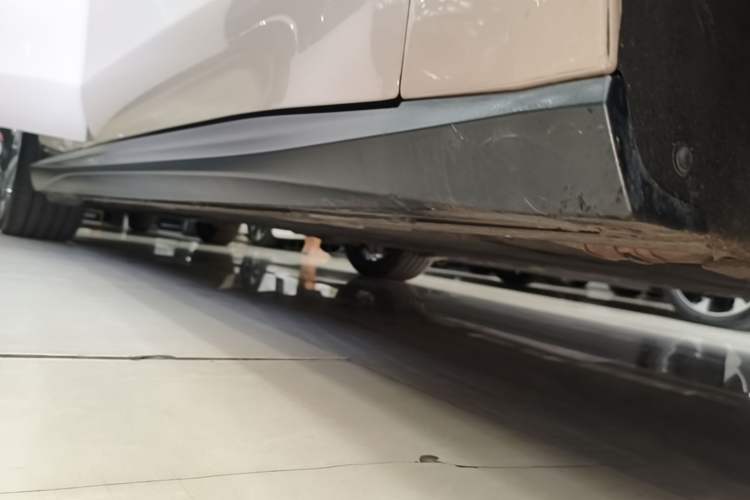 Used Nio ET5 2024 75 kWh Right Side Sill