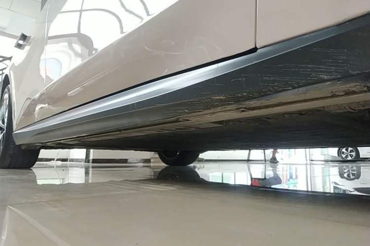Used Nio ET5 2024 75 kWh Right Side Sill