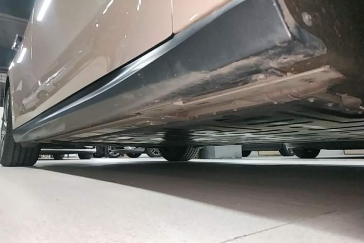 Used Nio ET5 2024 75 kWh Right Side Sill