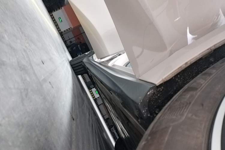 Used Nio ET5 2024 75 kWh Right Side Sill