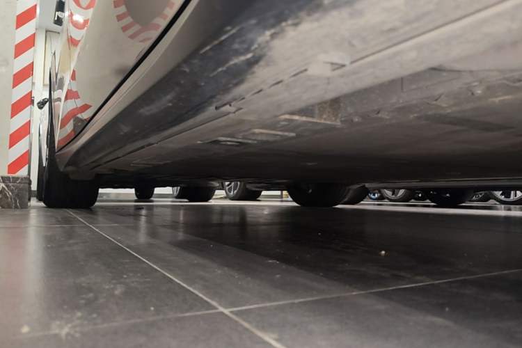 Used Nio ET5 2024 75 kWh Right Side Sill