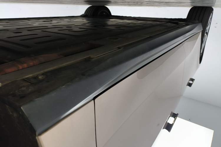 Used Nio ET5 2024 75 kWh Right Side Sill