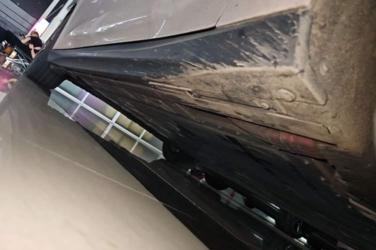 Used Nio ET5 2024 75 kWh Right Side Sill