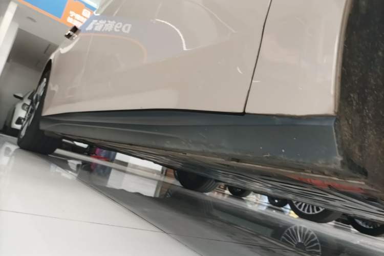 Used Nio ET5 2024 75 kWh Right Side Sill