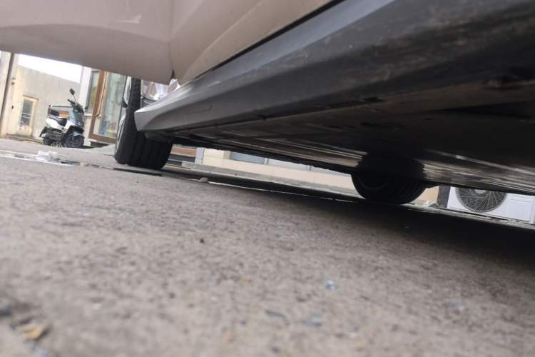Used Nio ET5 2024 75 kWh Right Side Sill
