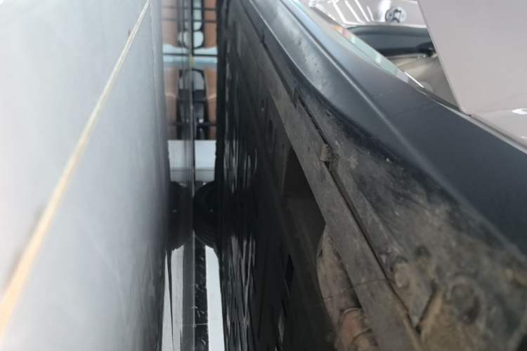 Used Nio ET5 2024 75 kWh Right Side Sill