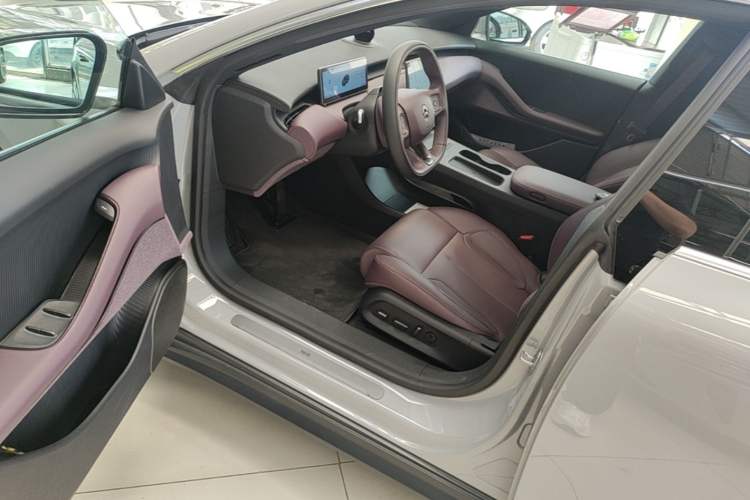 Used Nio ET5 2024 75 kWh Driver Seat
