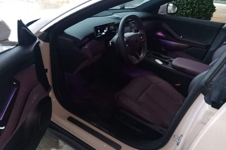 Used Nio ET5 2024 75 kWh Driver Seat