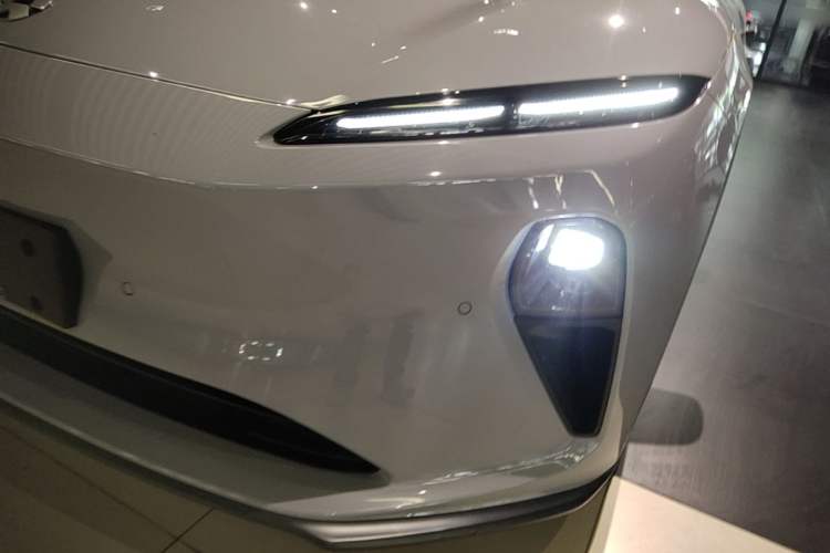 Used Nio ET5 2024 75 kWh Left Front Headlight