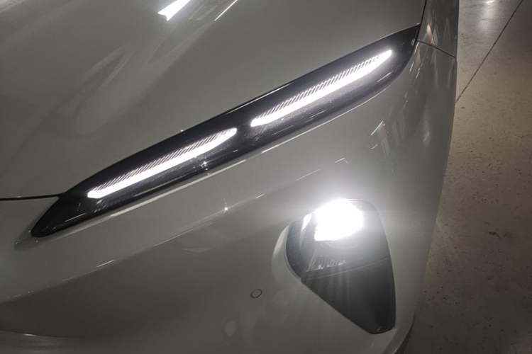 Used Nio ET5 2024 75 kWh Left Front Headlight