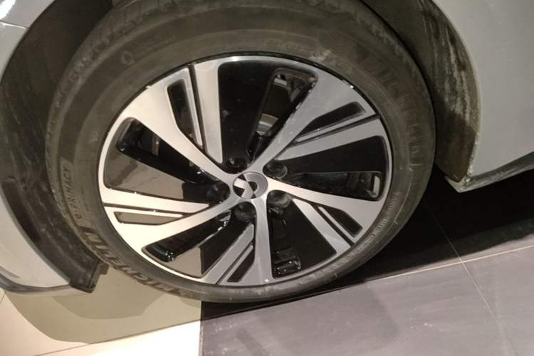 Used Nio ET5 2024 75 kWh Left Front Wheel Hub