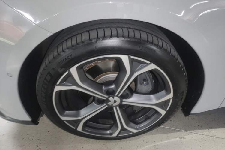 Used Nio ET5 2024 75 kWh Left Front Wheel Hub