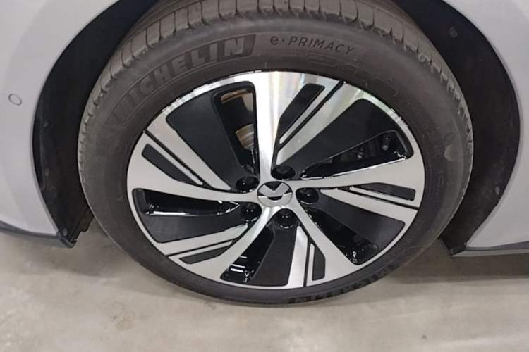 Used Nio ET5 2024 75 kWh Left Front Wheel Hub