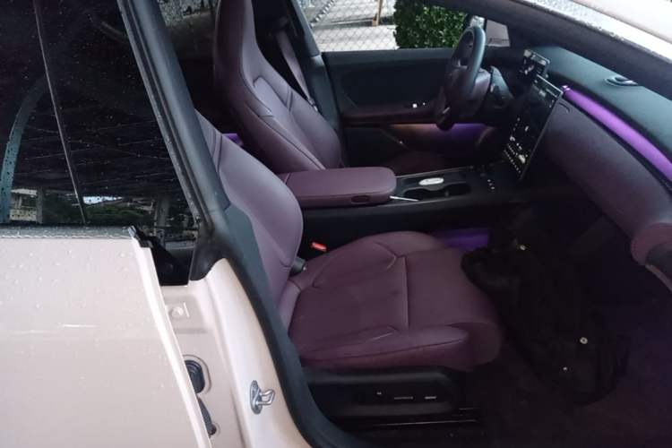 Used Nio ET5 2024 75 kWh Right Front Seat