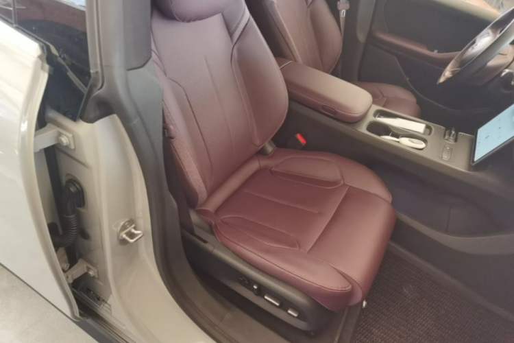 Used Nio ET5 2024 75 kWh Right Front Seat