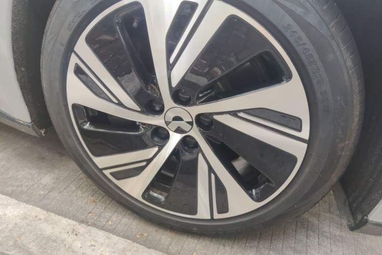 Used Nio ET5 2024 75 kWh Right Front Wheel Hub