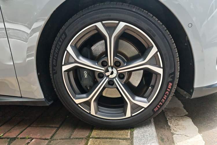 Used Nio ET5 2024 75 kWh Right Front Wheel Hub