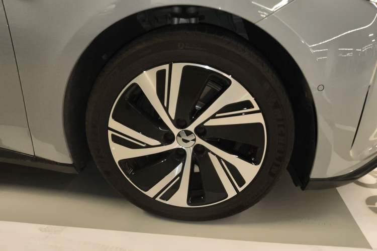 Used Nio ET5 2024 75 kWh Right Front Wheel Hub
