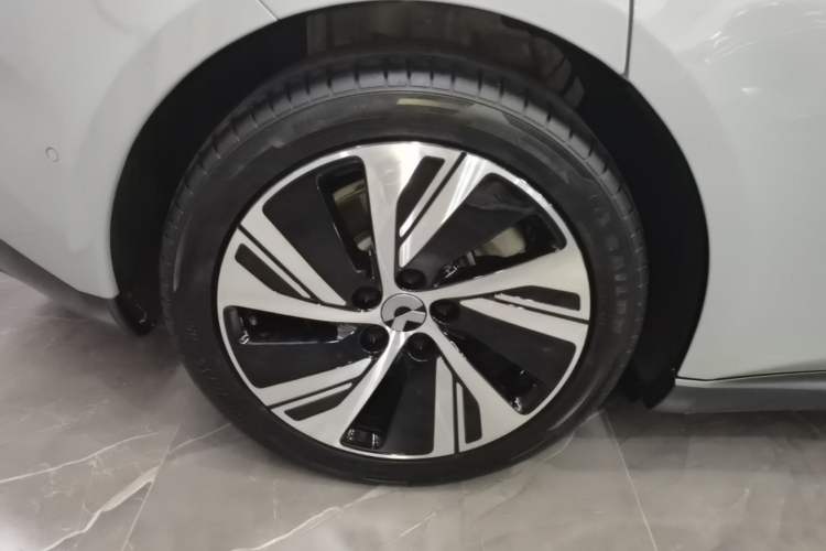 Used Nio ET5 2024 75 kWh Right Rear Wheel Hub