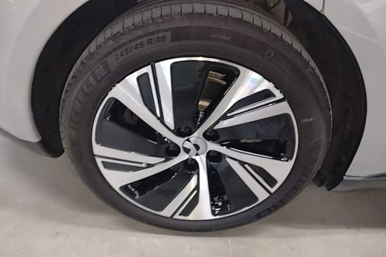 Used Nio ET5 2024 75 kWh Right Rear Wheel Hub