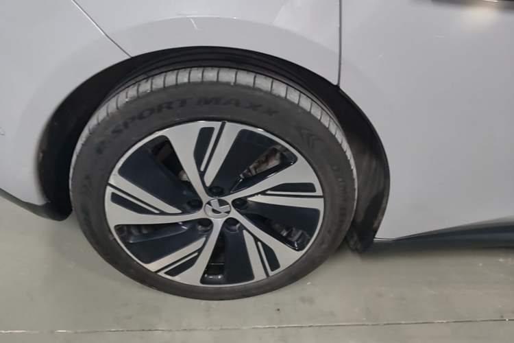 Used Nio ET5 2024 75 kWh Right Rear Wheel Hub