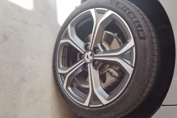 Used Nio ET5 2024 75 kWh Right Rear Wheel Hub