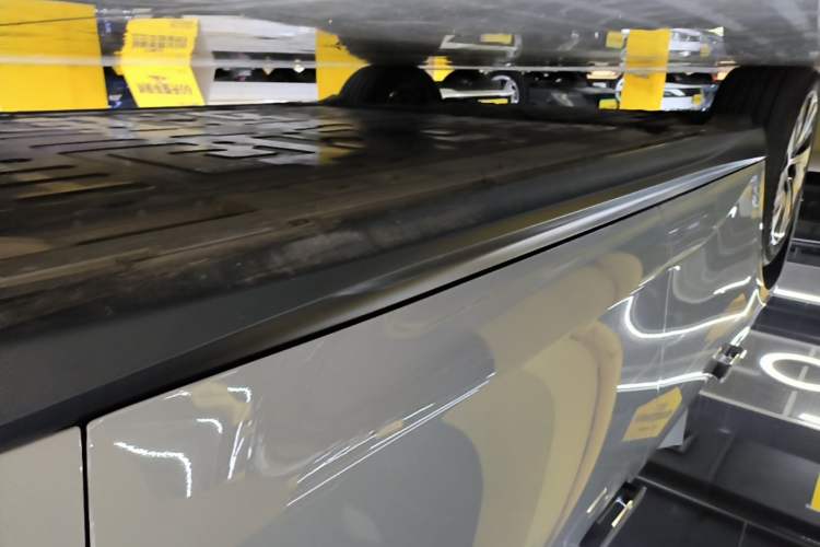 Used Nio ET5 2024 75 kWh Right Side Sill