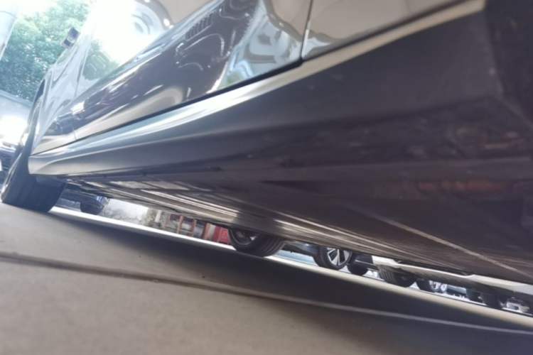 Used Nio ET5 2024 75 kWh Right Side Sill