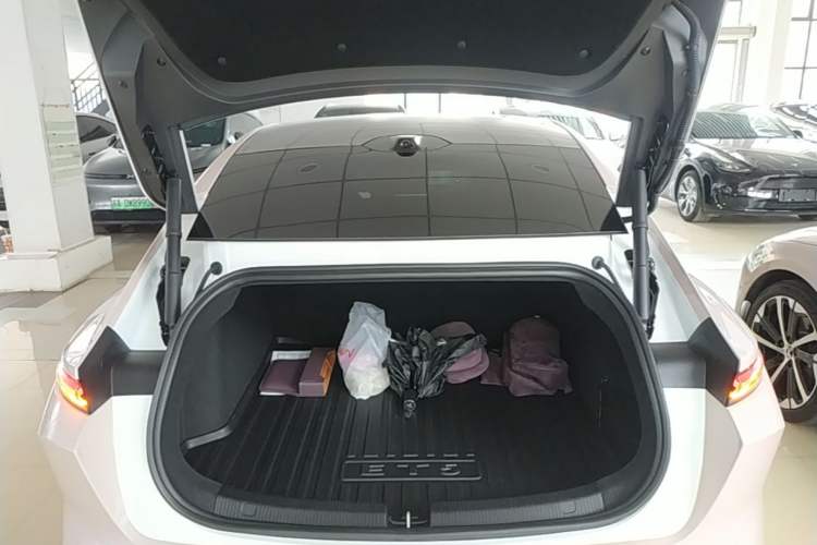 Used Nio ET5 2024 75 kWh Trunk