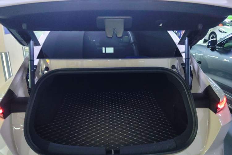 Used Nio ET5 2024 75 kWh Trunk