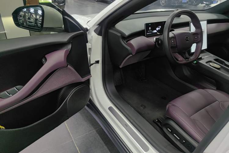 Used Nio ET5 2024 75 kWh Driver Seat