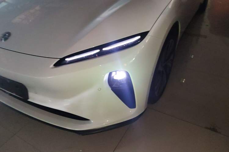 Used Nio ET5 2024 75 kWh Left Front Headlight