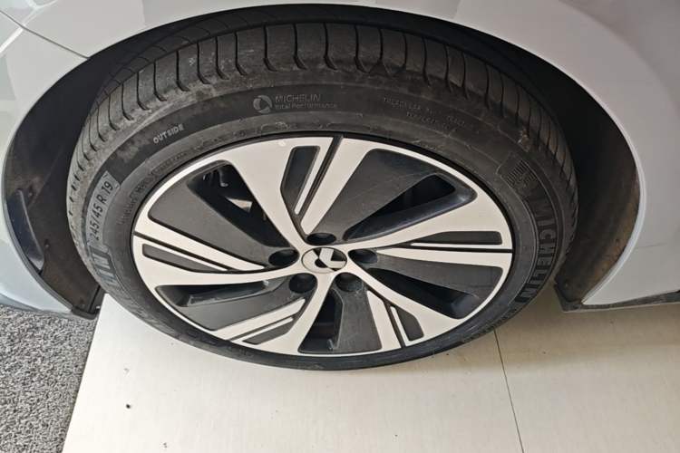 Used Nio ET5 2024 75 kWh Left Front Wheel Hub