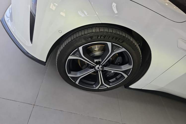 Used Nio ET5 2024 75 kWh Left Front Wheel Hub