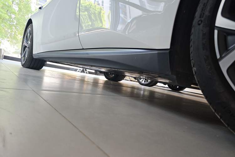 Used Nio ET5 2024 75 kWh Left Side Sill