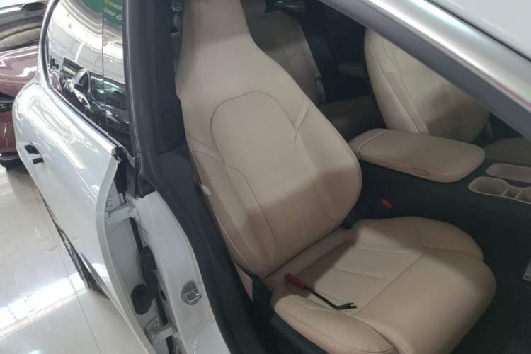 Used Nio ET5 2024 75 kWh Right Front Seat