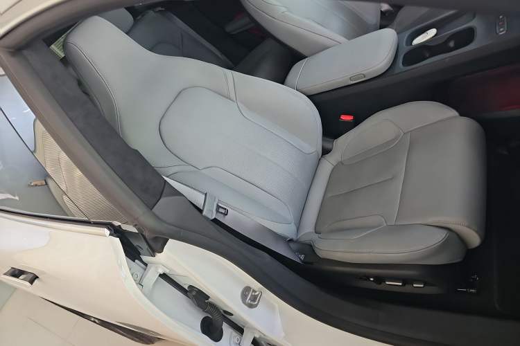 Used Nio ET5 2024 75 kWh Right Front Seat