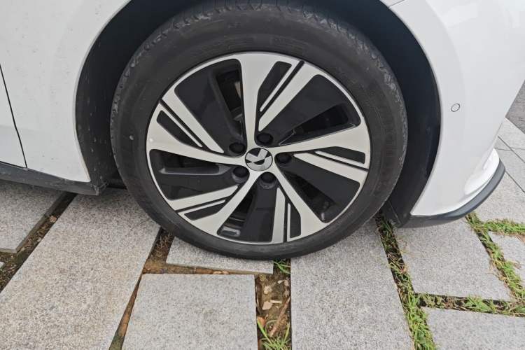 Used Nio ET5 2024 75 kWh Right Front Wheel Hub