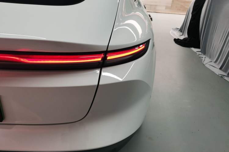 Used Nio ET5 2024 75 kWh Right Rear Taillight