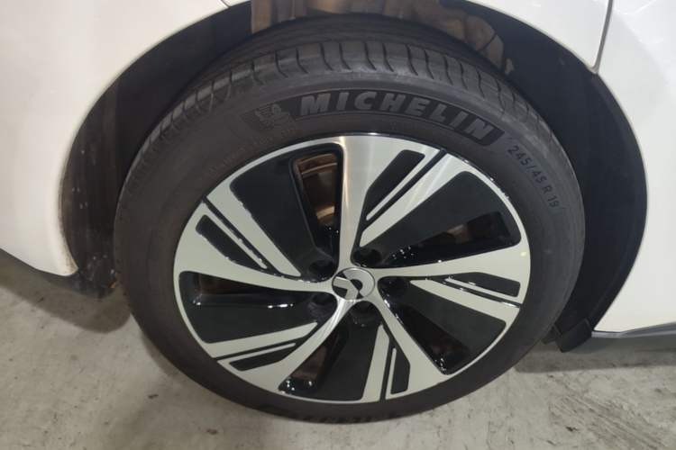 Used Nio ET5 2024 75 kWh Right Rear Wheel Hub