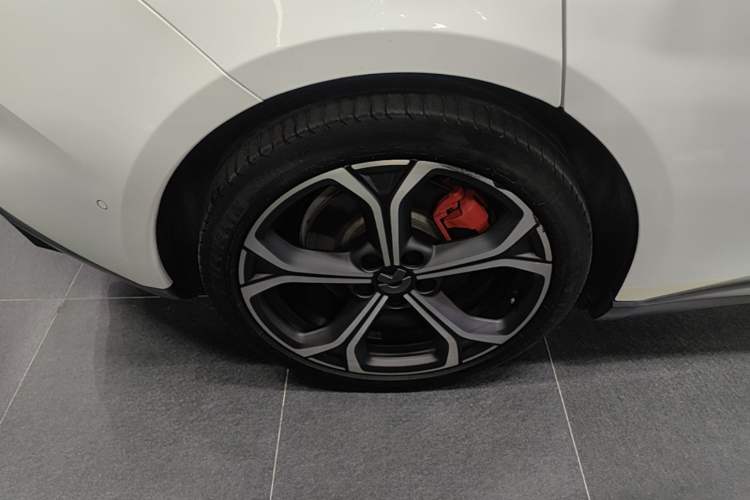 Used Nio ET5 2024 75 kWh Right Rear Wheel Hub
