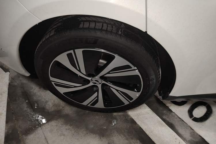 Used Nio ET5 2024 75 kWh Right Rear Wheel Hub