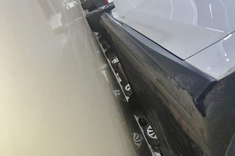 Used Nio ET5 2024 75 kWh Right Side Sill