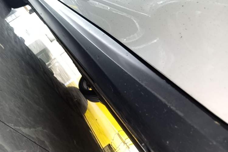 Used Nio ET5 2024 75 kWh Right Side Sill